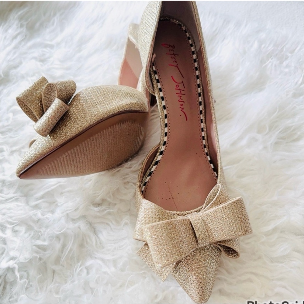 Betsey Johnson Gold glitter glamorous Heels size 8.5 great condition